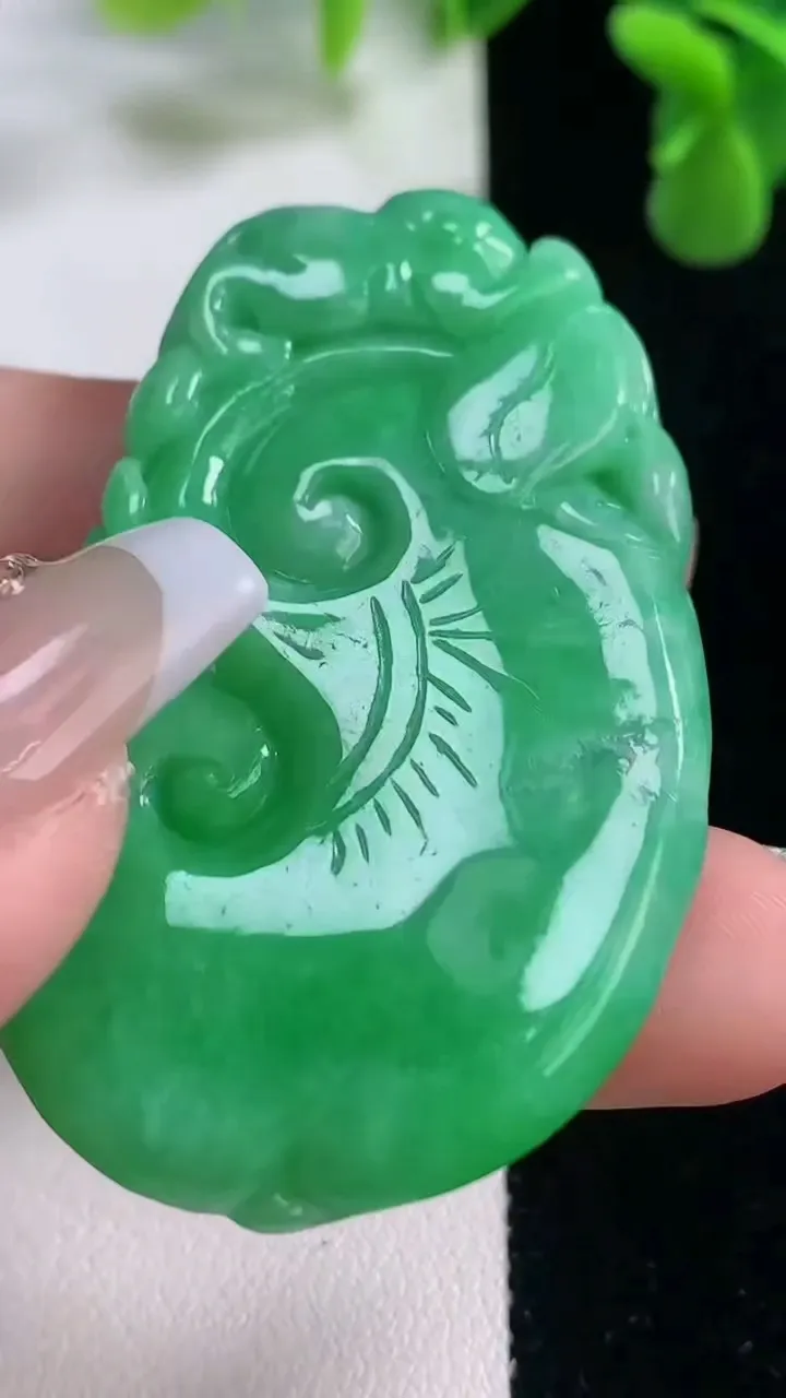 天然A货翡翠如意吊坠，尺寸55.4-33.3-8.4，重量:33.79g
12月20日