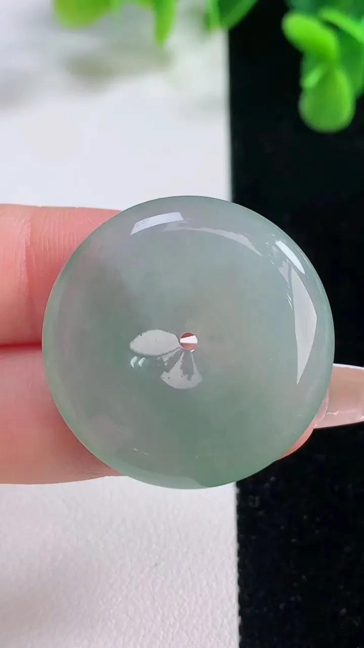 天然A货翡翠平安扣吊坠，尺寸30-5.4，重量:10.50g
12月20日