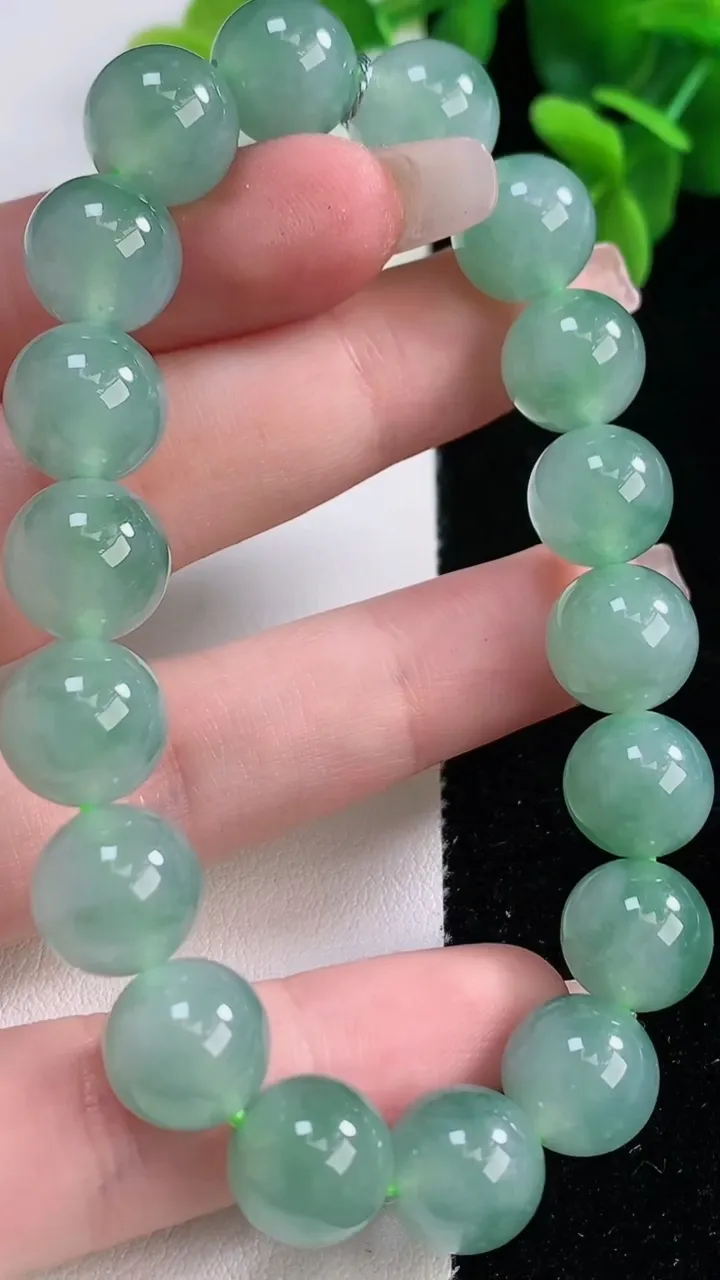 天然A货翡翠圆珠手串，尺寸10.8-18颗，重量:42.00g12月20日
工厂直销收藏佳品,种好水