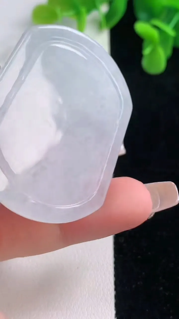 天然A货翡翠冰种飘花生肖马吊坠，尺寸47.2-38-5.5，重量:19.80g
12月20日