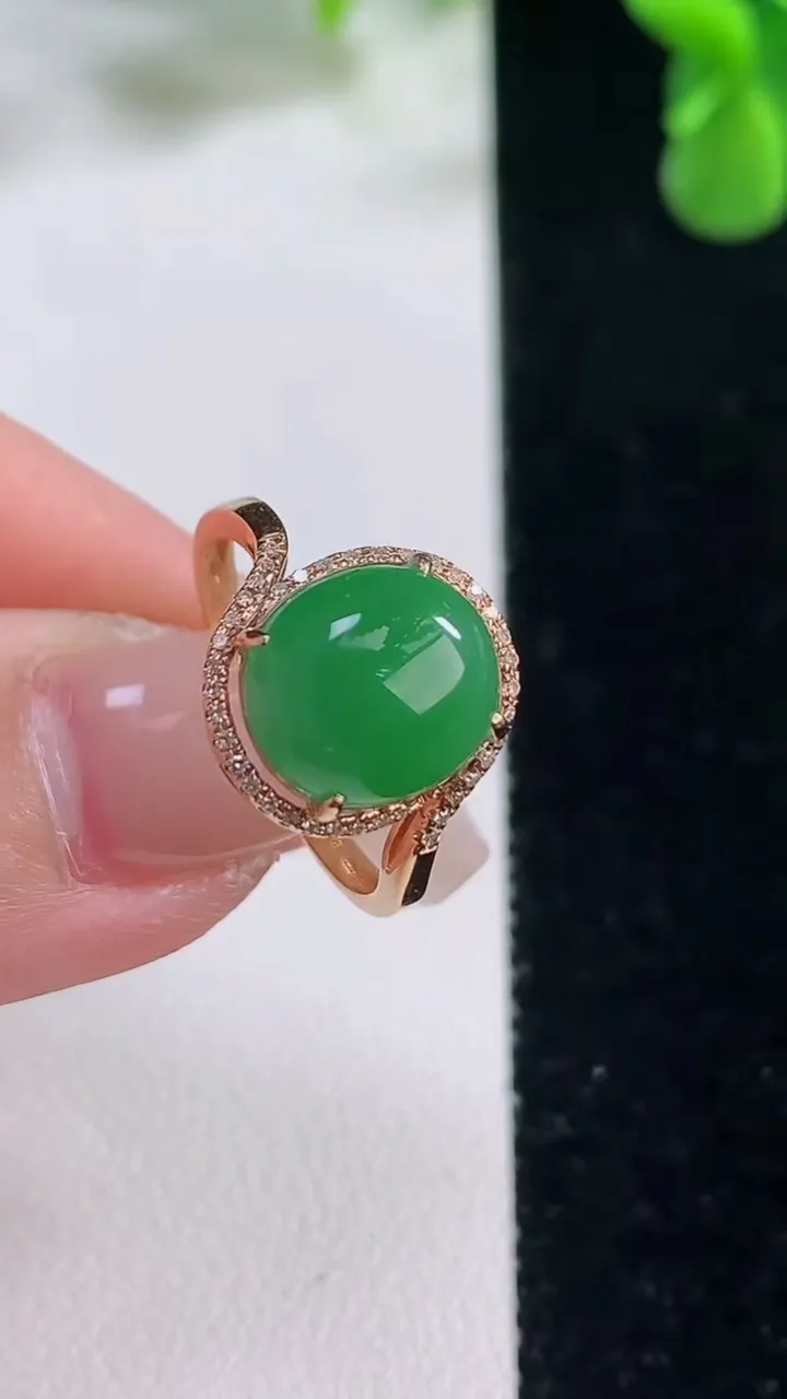 天然A货翡翠蛋面戒指，尺寸17.5-10.5-9.6-7.2，重量:3.34g2025年12月20日