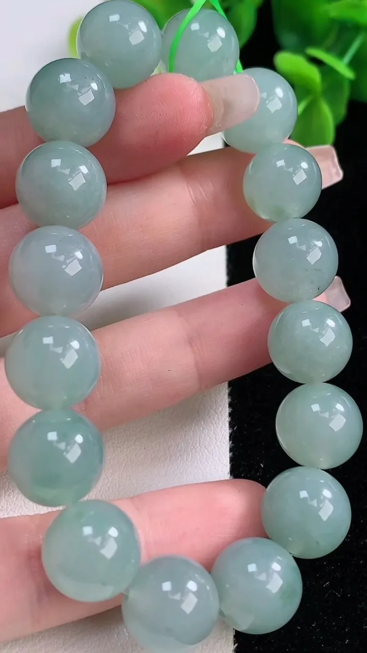 天然A货翡翠圆珠手串，尺寸12.2-16颗，重量:52.88g12月20日
工厂直销收藏佳品,种好水足，色泽均匀，有种有色，上手高大气！
