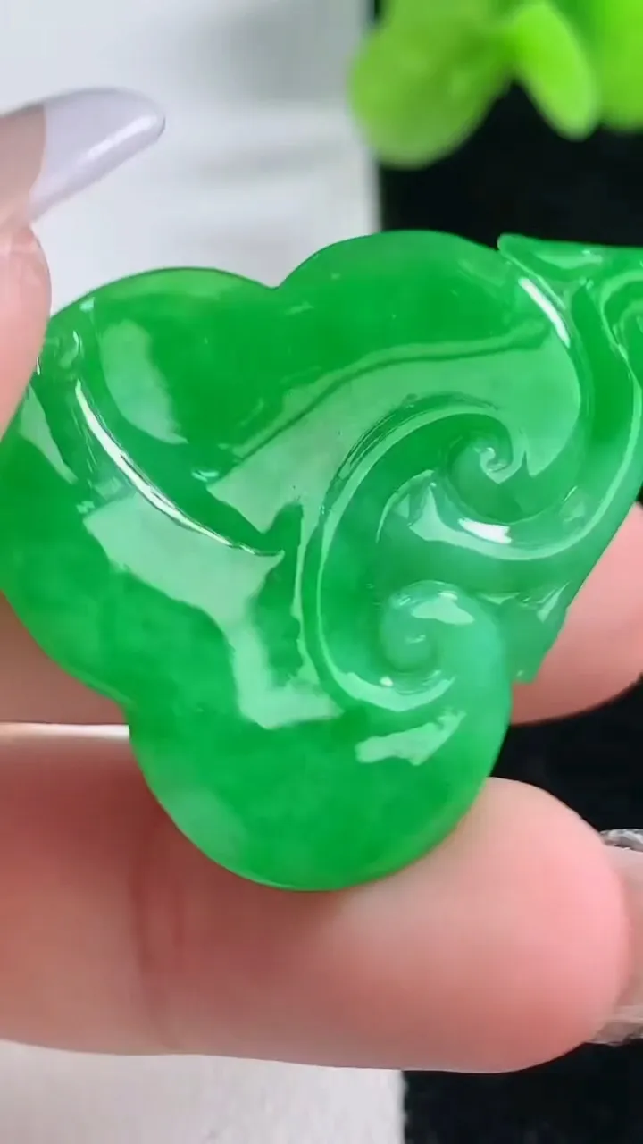 天然A货翡翠如意头吊坠，尺寸35.6-28.6-6，重量:9.04g
12月20日