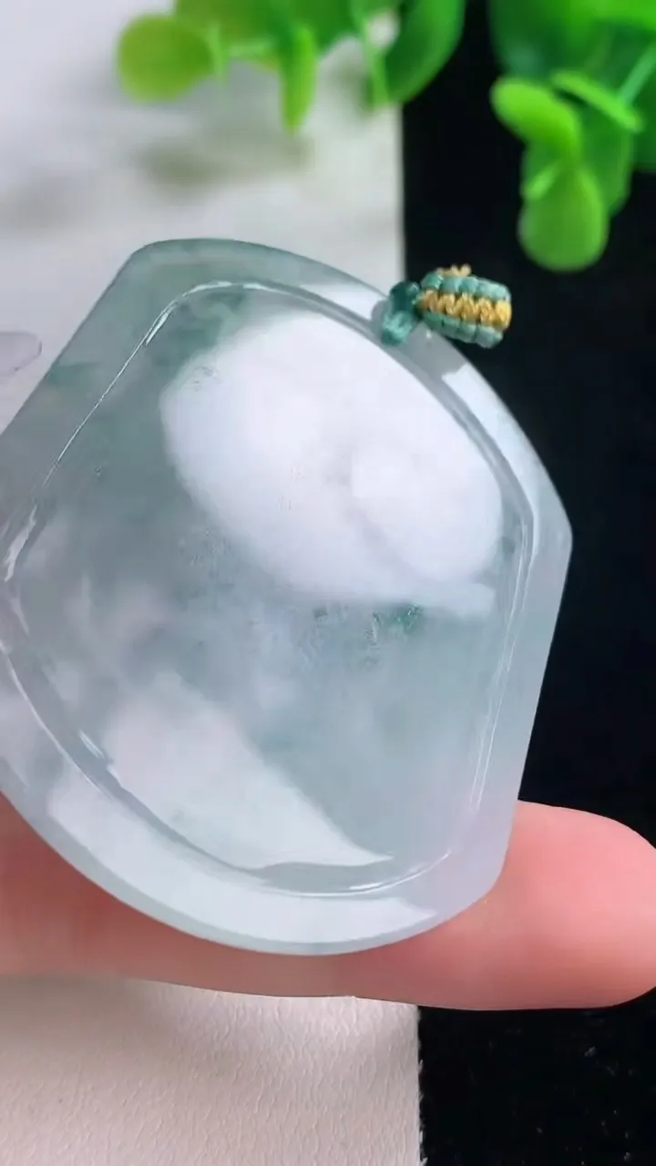 天然A货翡翠冰种飘花生肖马吊坠，尺寸51.8-44.5-5，重量:24.03g
12月20日