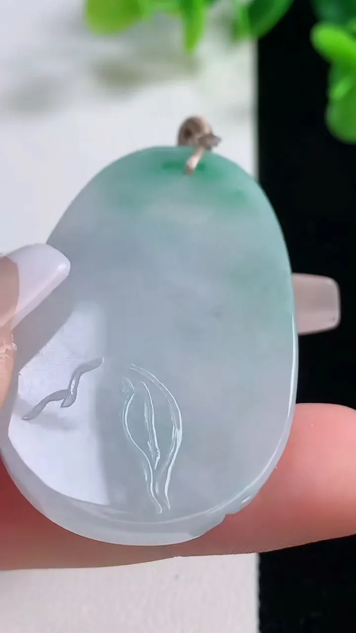 天然A货翡翠生肖虎吊坠，尺寸47.2-29.6-5.3，重量:15.95g
12月20日