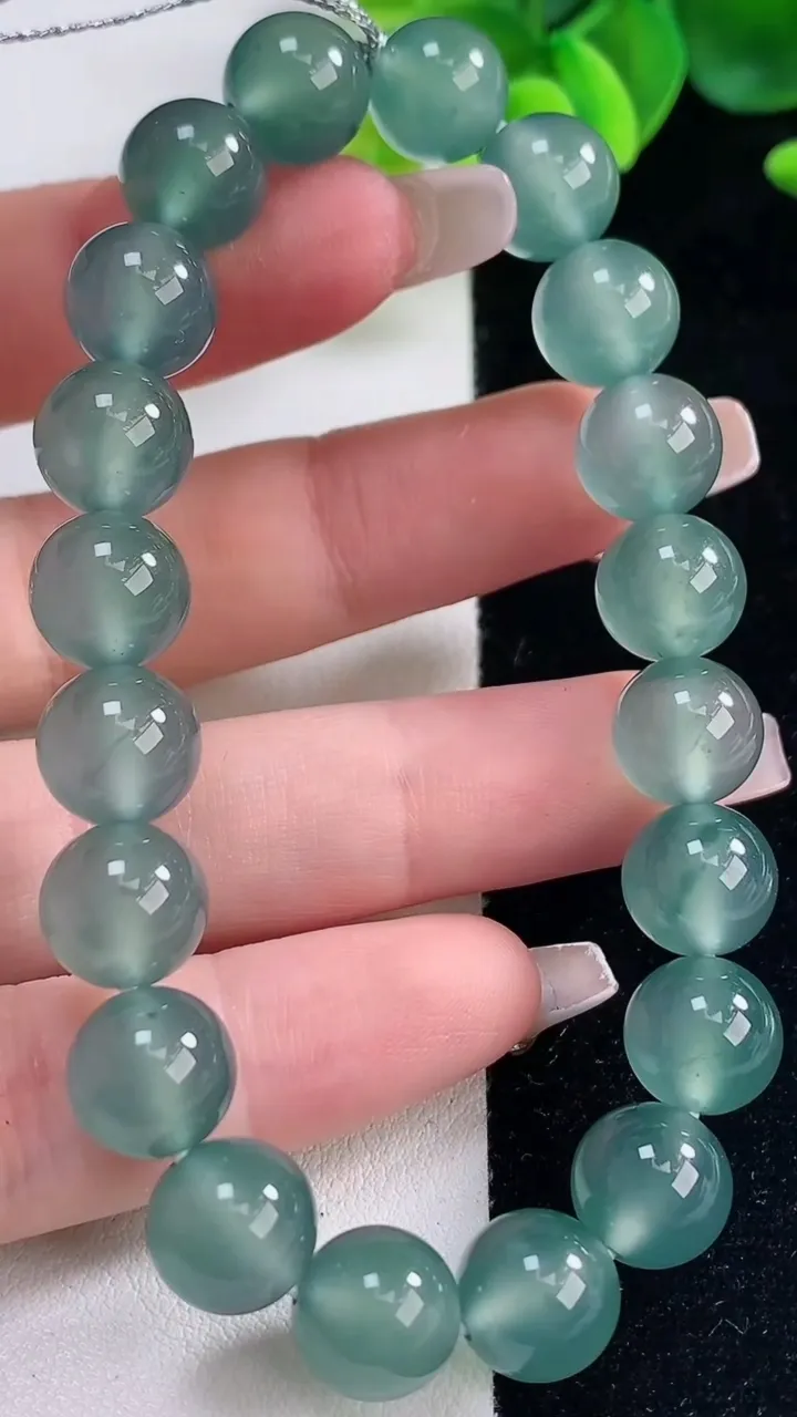 天然A货翡翠种蓝水圆珠手串，尺寸10-20颗，重量:33.24g12月20日
工厂直销收藏佳品,种好水足，色泽均匀，有种有色，上手高大气！