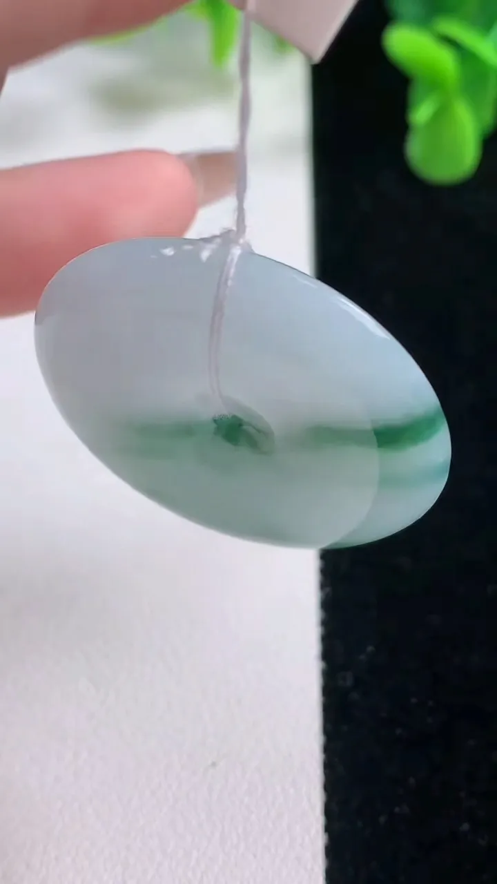 天然A货翡翠飘花平安扣吊坠，尺寸34.3-6.6，重量:17.16g
12月20日