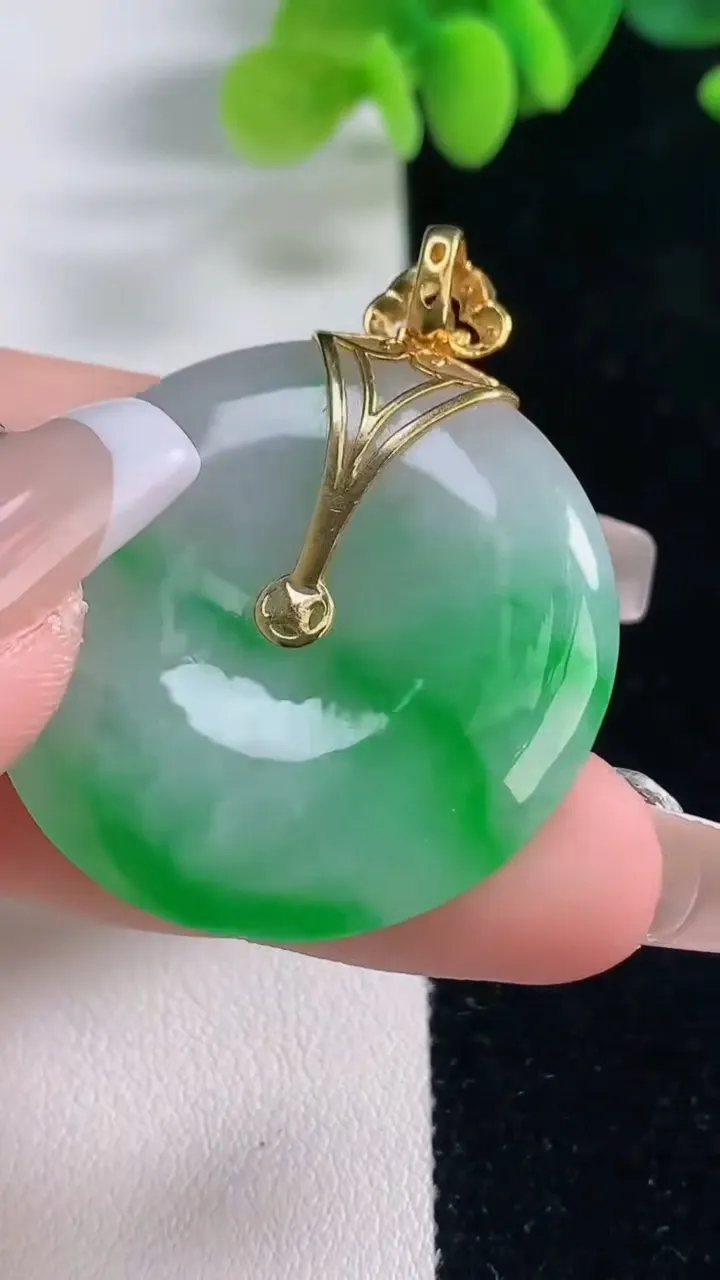 天然A货翡翠平安扣吊坠，尺寸35-5.3，重量:15.31g
12月20日