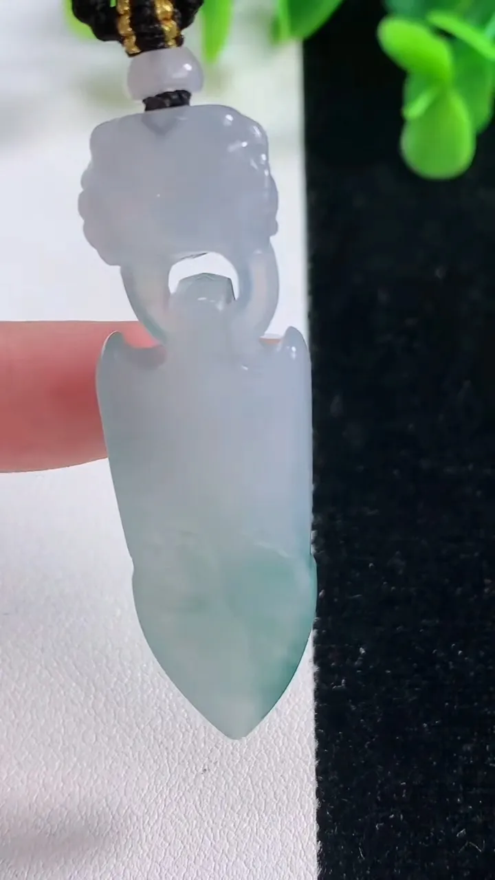 天然A货翡翠冰种飘花尚方宝剑吊坠，尺寸53-17.8-7.3，重量:14.44g
12月20日
