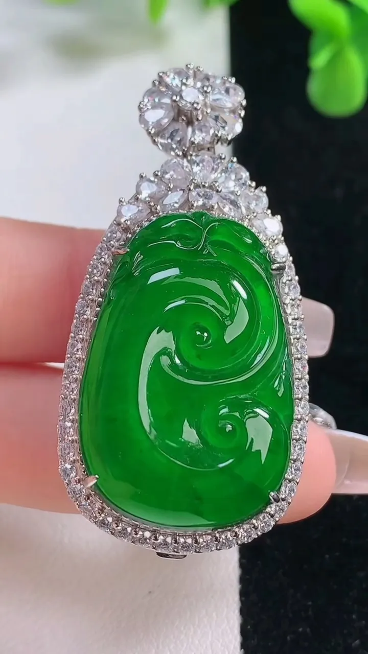 天然A货翡翠如意吊坠，尺寸52.5-25.6-14，裸石31.3-21.5重量:23.29g
12月