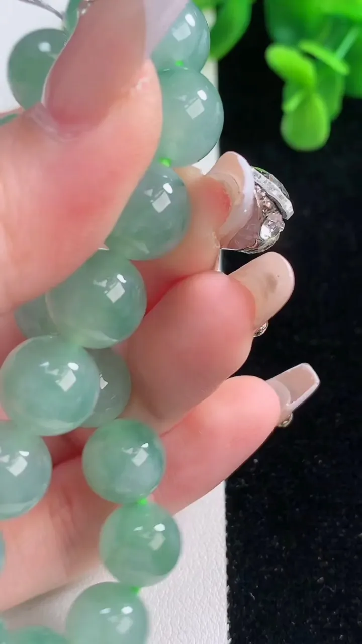 天然A货翡翠圆珠手串，尺寸10.8-18颗，重量:42.00g12月20日
工厂直销收藏佳品,种好水足，色泽均匀，有种有色，上手高大气！