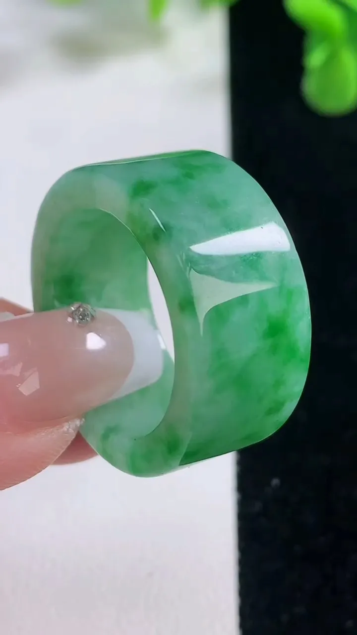 天然A货翡翠方形指环扳指，尺寸21.2-12.2-3.8，重量:13.10g2025年12月20日
