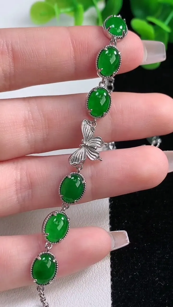 天然A货翡翠蛋面手链，尺寸7.7-5.9-3.5，重量:4.79g
12月20日