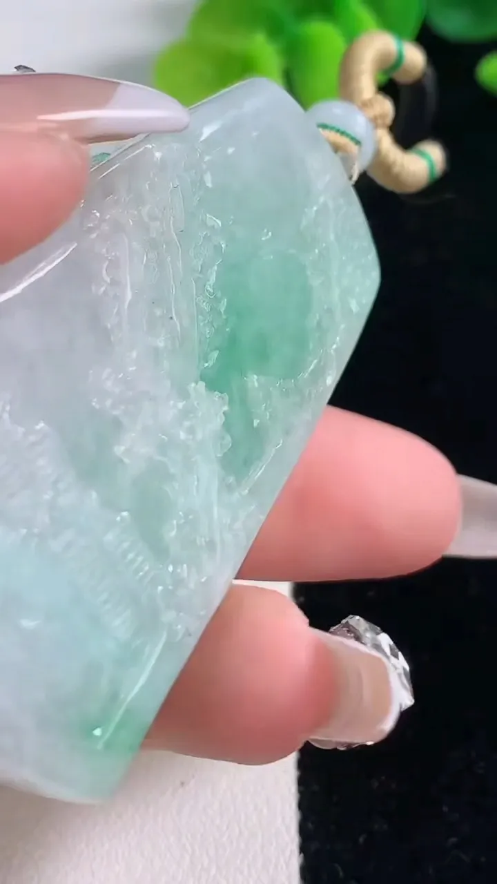 天然A货翡翠山水牌吊坠，尺寸57.7-35.4-9.2，重量:43.51g
12月20日