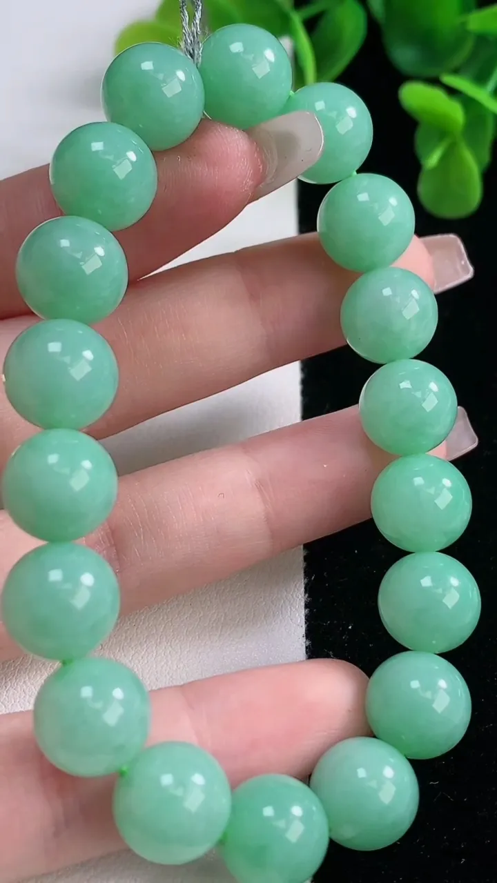 天然A货翡翠圆珠手串，尺寸10.8-18颗，重量:41.34g12月20日
工厂直销收藏佳品,种好水足，色泽均匀，有种有色，上手高大气！