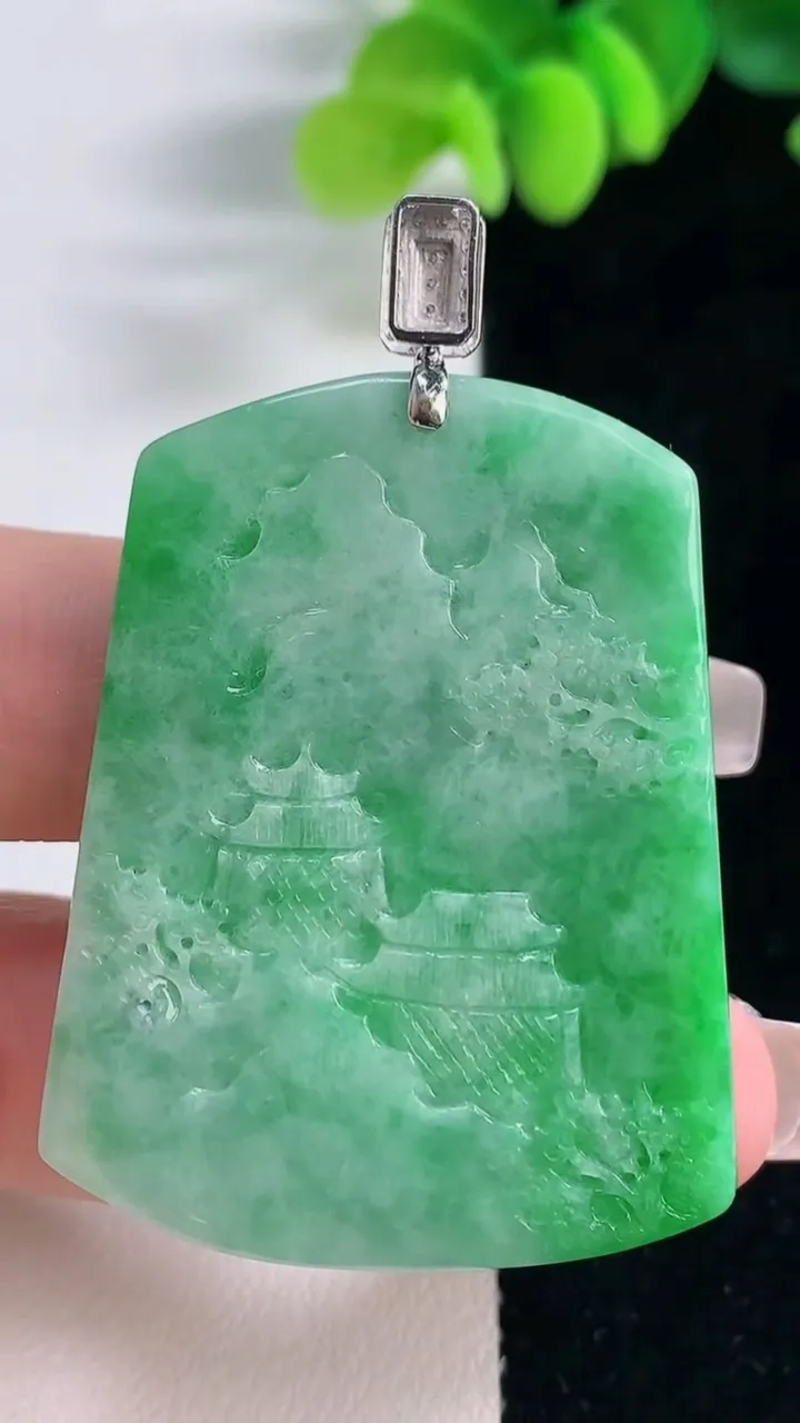 天然A货翡翠山水牌吊坠，尺寸44.5-34.2-6.7，重量:21.50g
12月20日