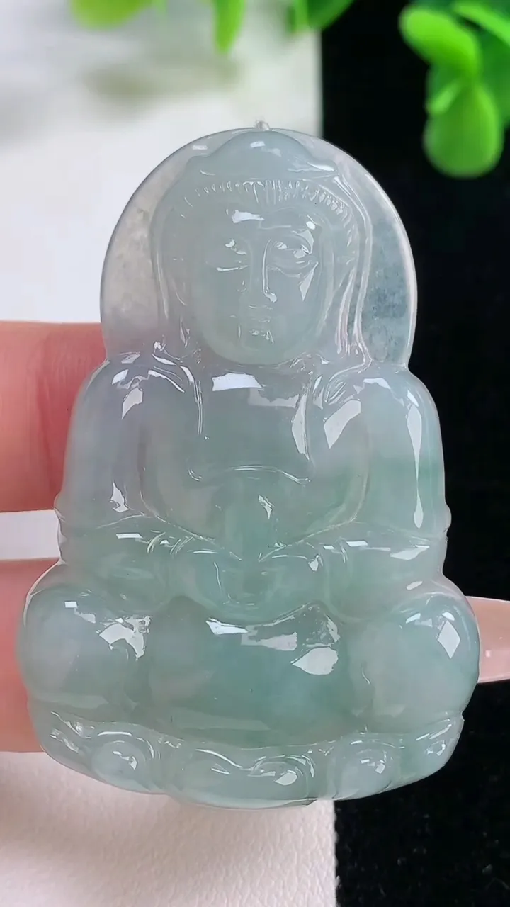 天然A货翡翠观音菩萨吊坠，尺寸53.6-36.8-5.3，重量:18.04g
12月20日