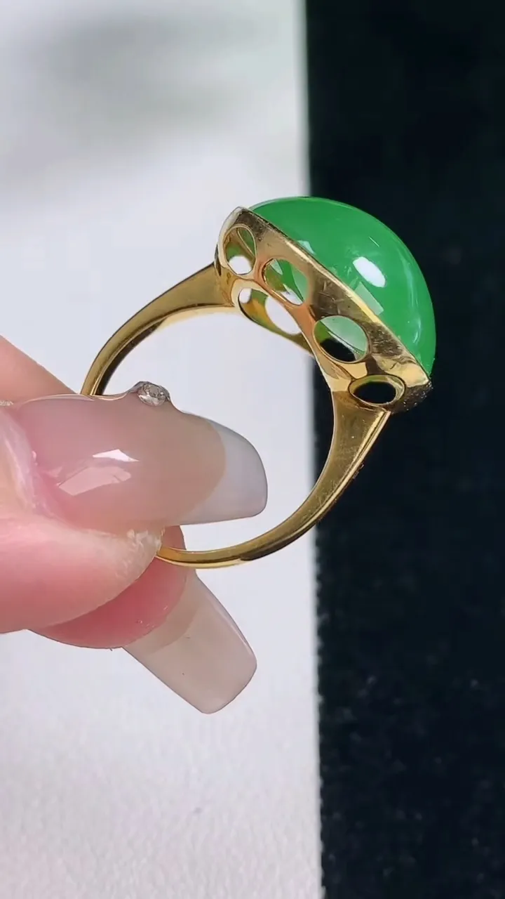 天然A货翡翠蛋面戒指，尺寸17.4-19-18-8.7，重量:6.43g2025年12月20日
工厂直销收藏佳品,种好水足，色泽均匀，有种有色，上手高大气！