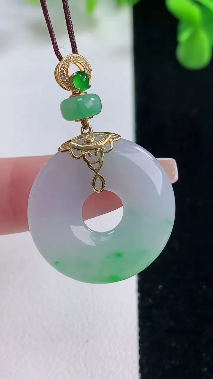 天然A货翡翠平安环吊坠，尺寸24.5-3.4，重量:5.62g
12月20日