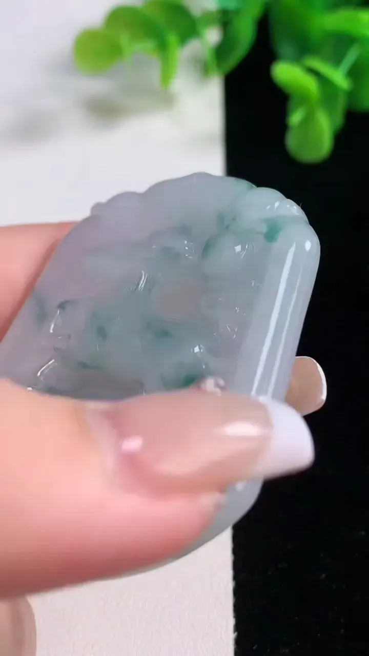 天然A货翡翠冰种飘花生肖羊吊坠，尺寸53.2-45.5-5.4，重量:25.20g
12月20日