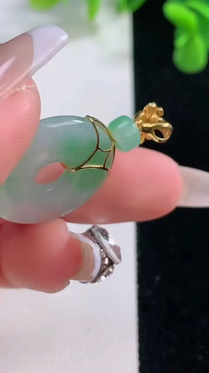 天然A货翡翠平安环吊坠，尺寸21.8-3.6，重量:4.76g
12月20日