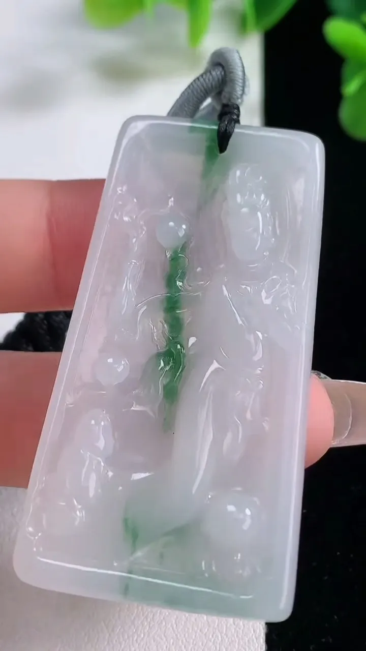 天然A货翡翠观音菩萨吊坠，尺寸54.6-28-5，重量:17.68g
12月20日