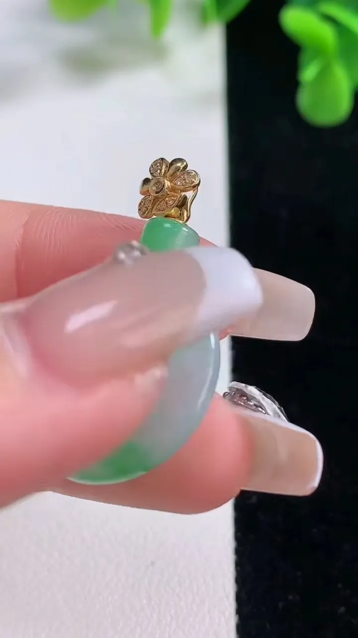 天然A货翡翠平安环吊坠，尺寸21.8-3.6，重量:4.76g
12月20日