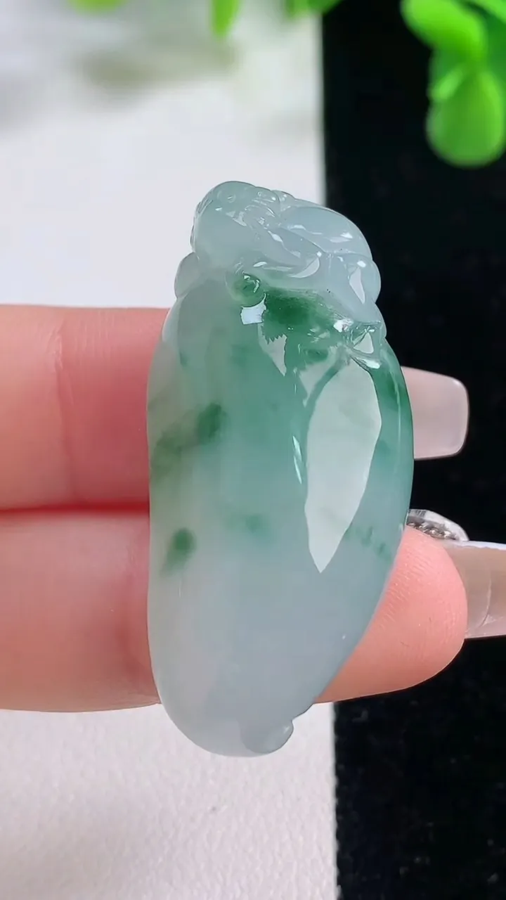 天然A货翡翠飘花福瓜吊坠，尺寸39.3-18.7-12.5，重量:15.91g
12月20日