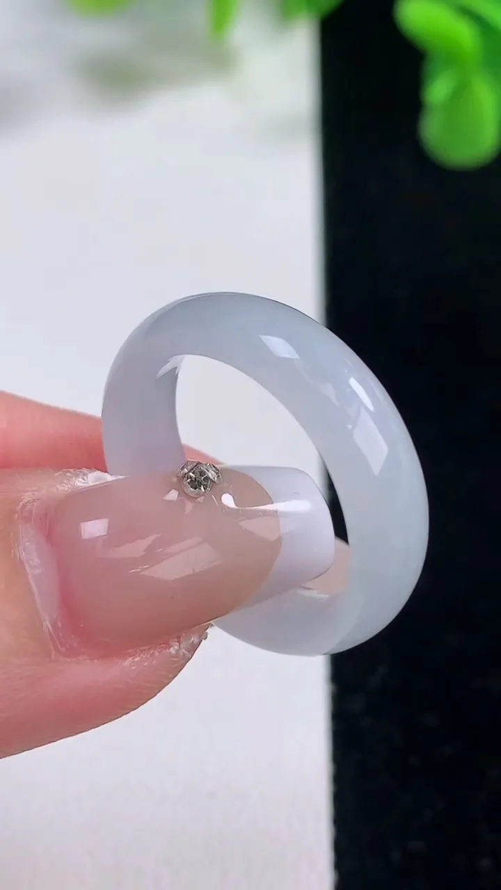 天然A货翡翠指环戒指，尺寸18.4-5.7-3，重量:3.72g2025年12月20日
工厂直销收藏佳品,种好水足，色泽均匀，有种有色，上手高大气！