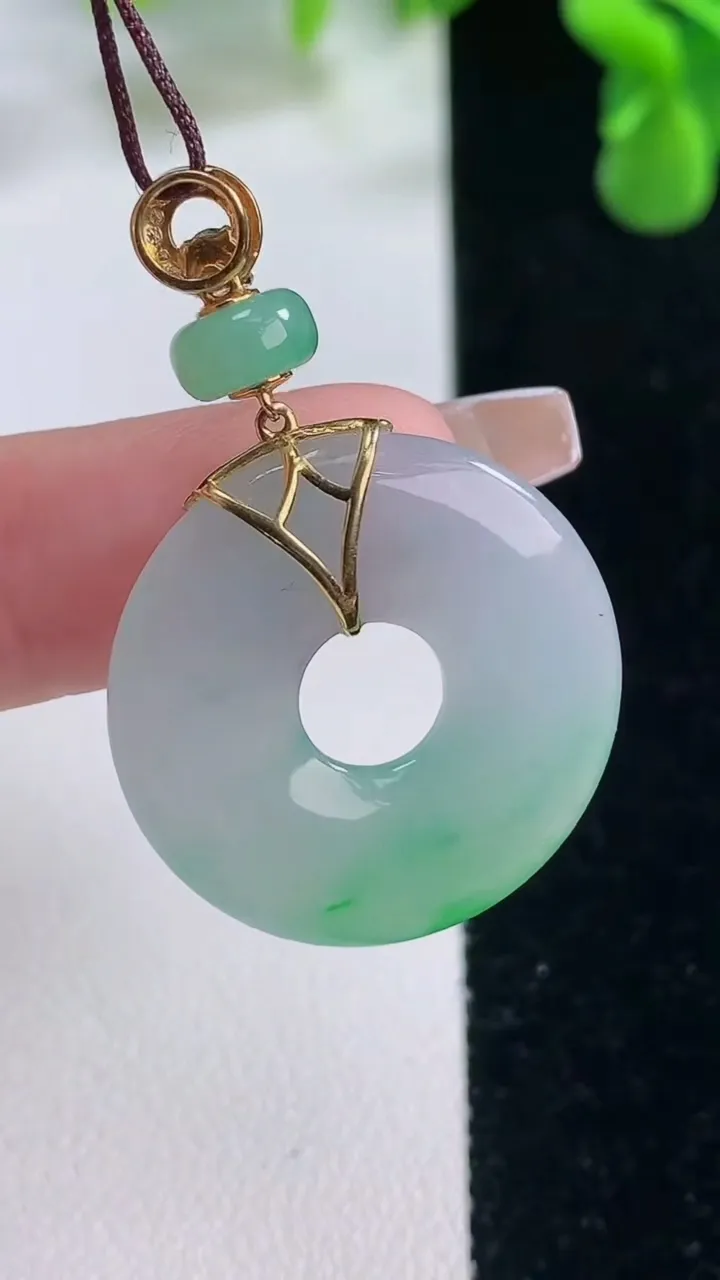 天然A货翡翠平安环吊坠，尺寸24.5-3.4，重量:5.62g
12月20日