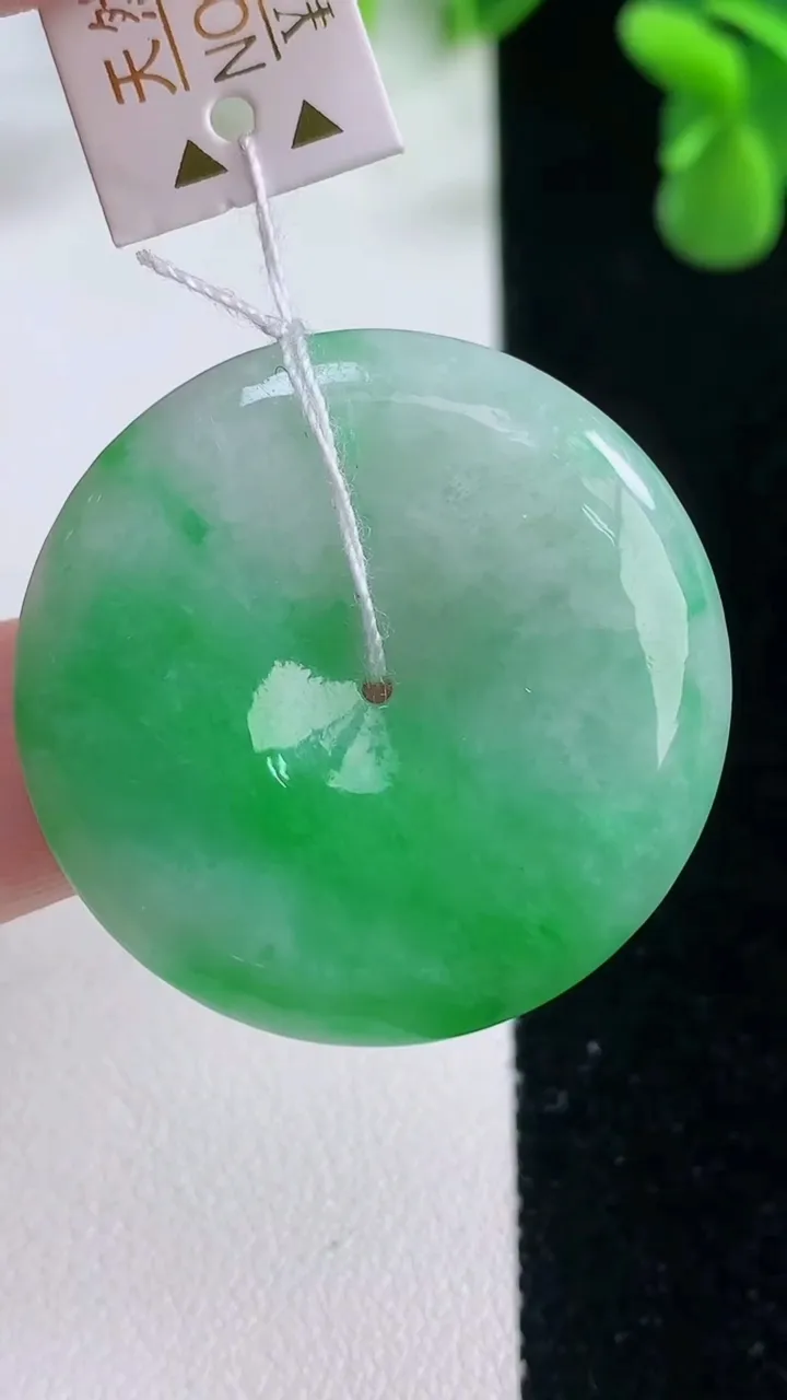 天然A货翡翠平安扣吊坠，尺寸32.4-6，重量:13.53g
12月20日