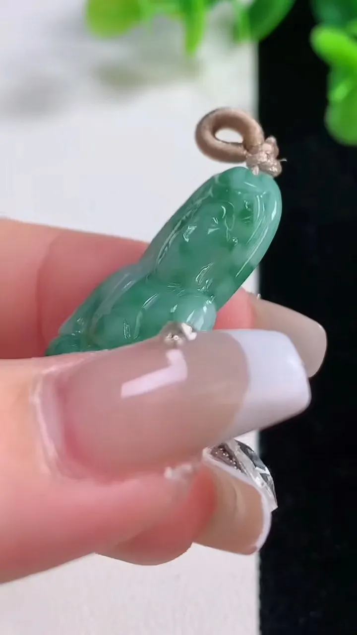 天然A货翡翠飘花观音菩萨吊坠，尺寸43.2-19.3-4.8，重量:7.66g
12月20日