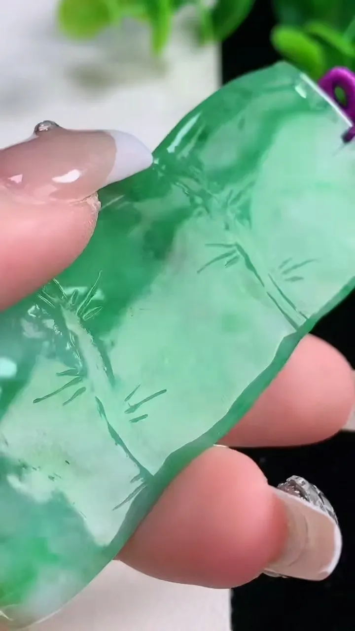 天然A货翡翠节节高升 竹节吊坠，尺寸667-32.3-4.4，重量:25.48g
12月20日