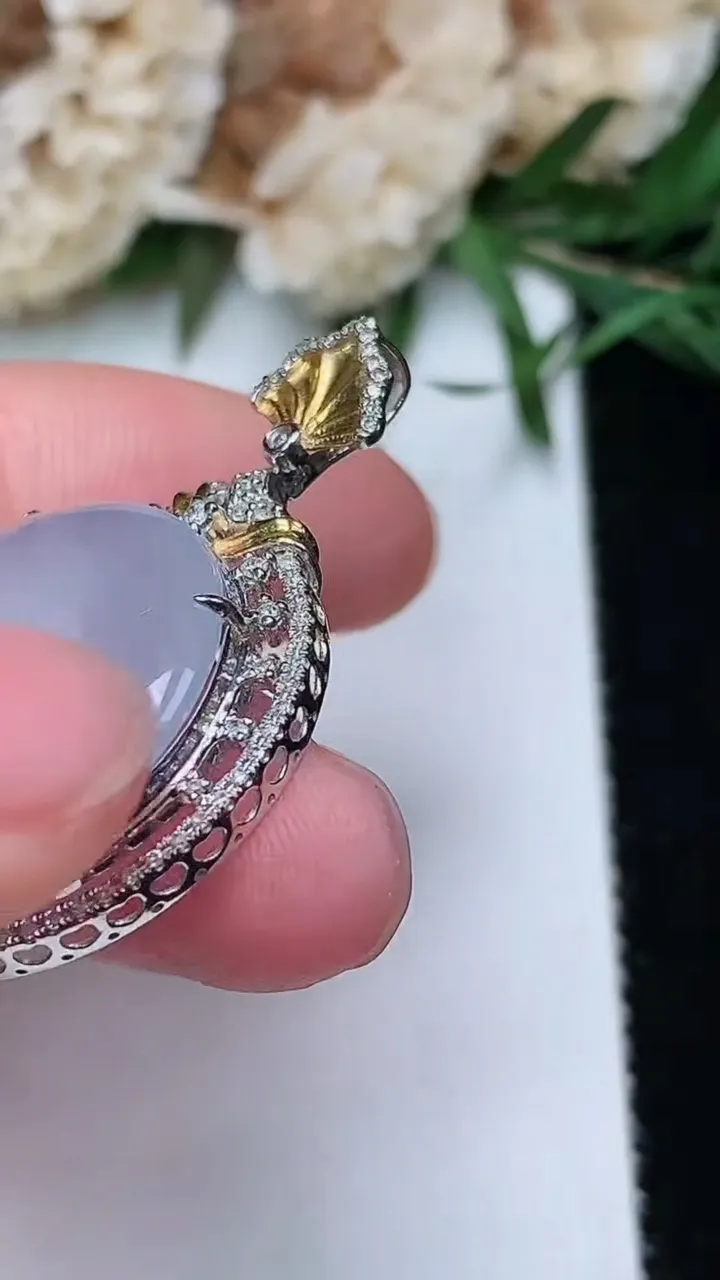 天然A货翡翠白冰平安扣吊坠，尺寸34-23-6.9，裸石19.8，重量:5.02g
12月20日