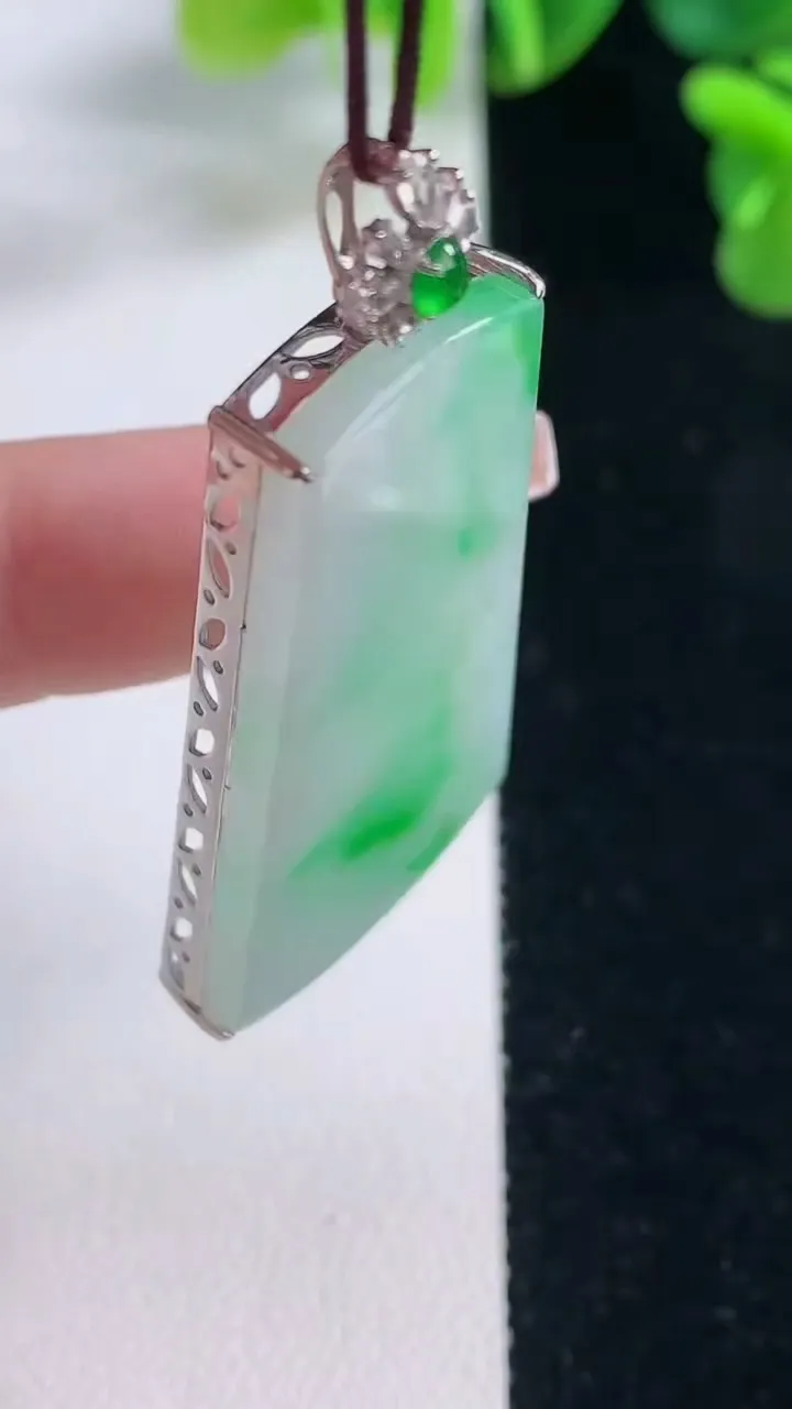 天然A货翡翠无事牌吊坠，尺寸41-23.6-5.2，重量:8.72g
12月20日