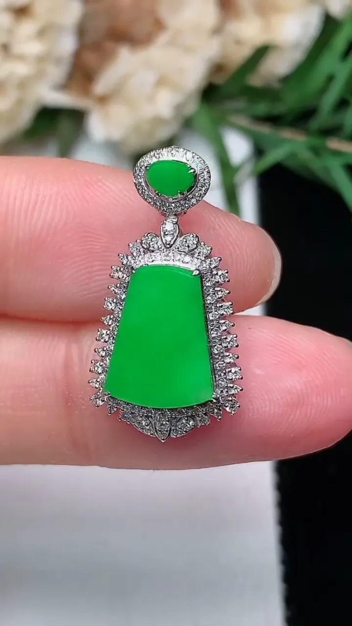 天然A货翡翠无事牌吊坠，尺寸23.4-12.4-7，裸石10.9-8.2，重量:1.81g
12月20日