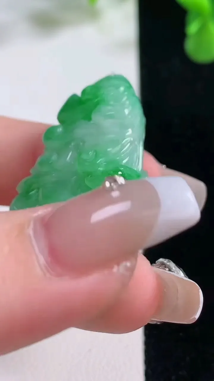 天然A货翡翠白菜吊坠，尺寸43-23-9.4，重量:18.73g
12月20日