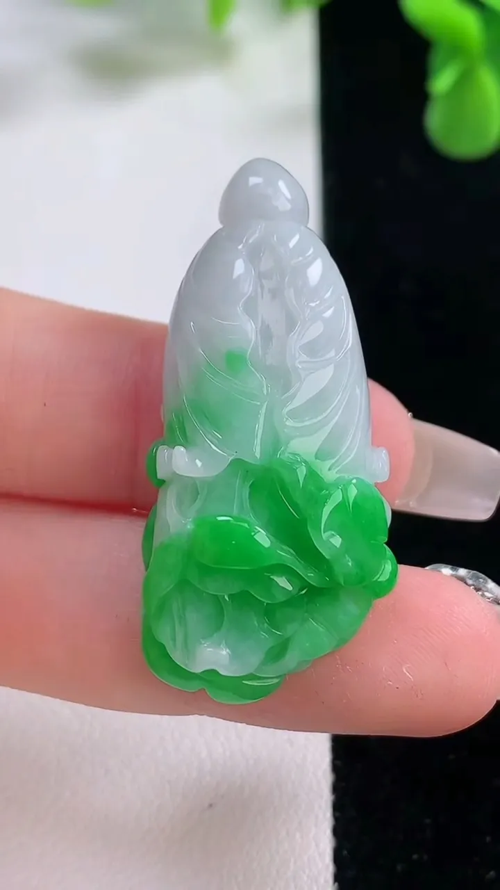 天然A货翡翠白菜吊坠，尺寸39.2-18.4-10.3，重量:11.61g
12月20日