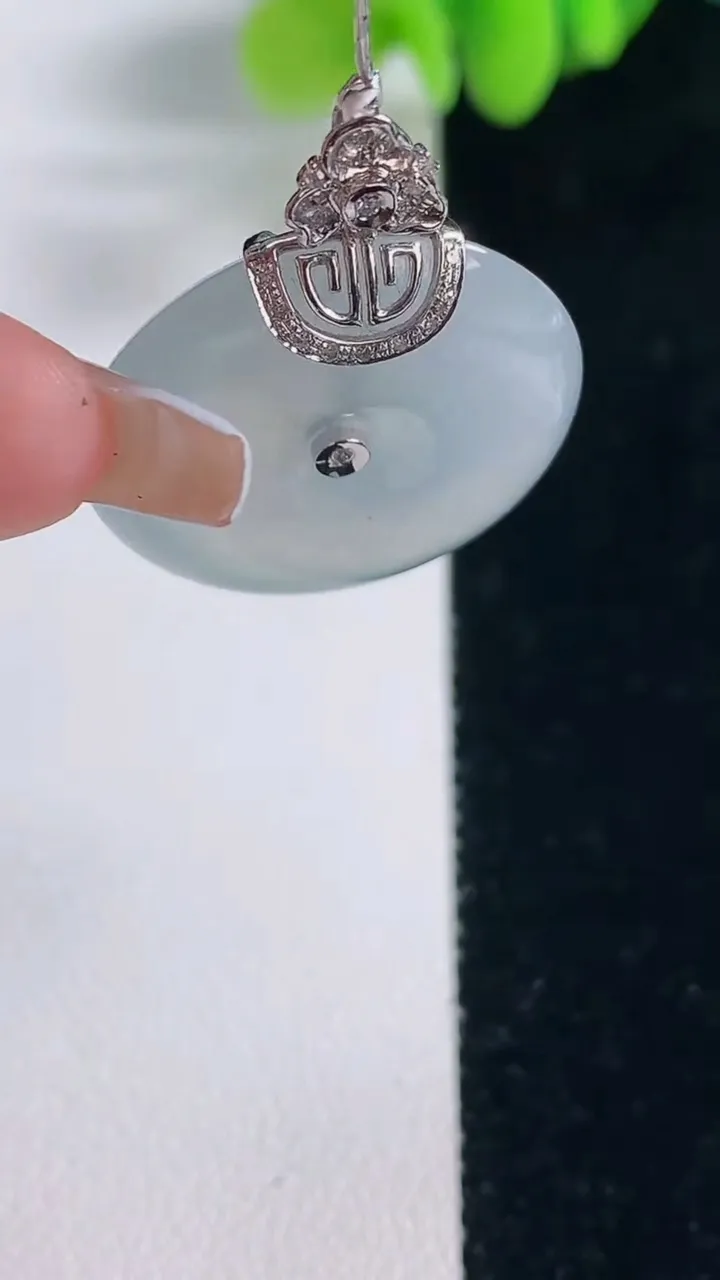 天然A货翡翠种白冰平安扣吊坠，尺寸24-5.5，重量:7.60g
12月20日