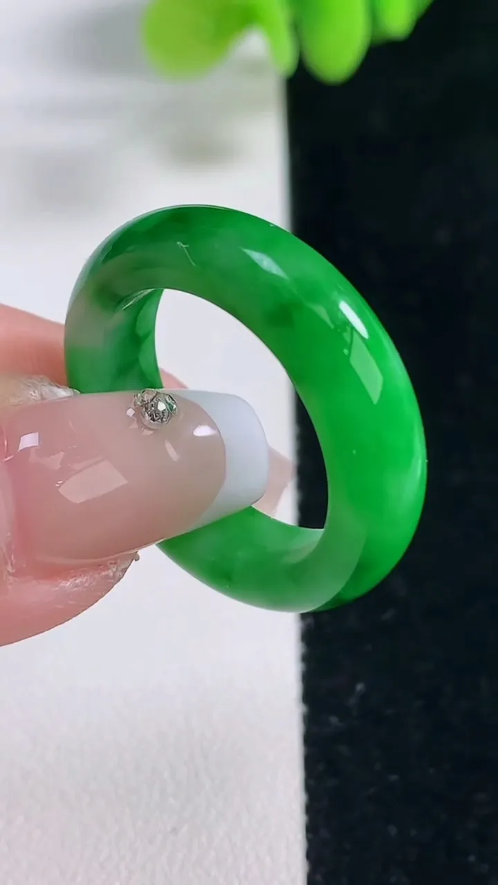 天然A货翡翠指环戒指，尺寸19.7-6.3-3.8，重量:5.67g2025年12月20日
工厂直销