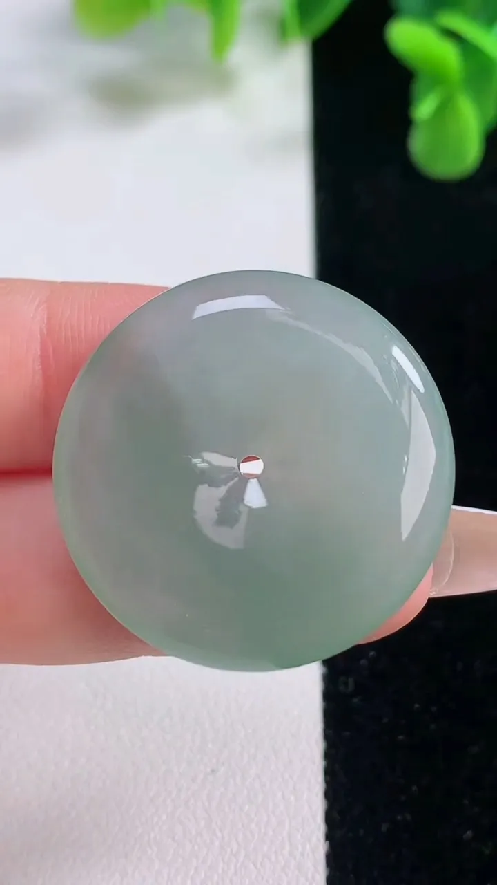 天然A货翡翠平安扣吊坠，尺寸30-5.4，重量:10.50g
12月20日