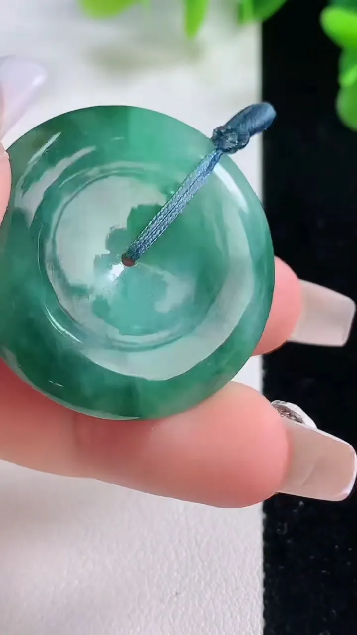 天然A货翡翠平安扣吊坠，尺寸34-5.2，重量:12.71g
12月20日