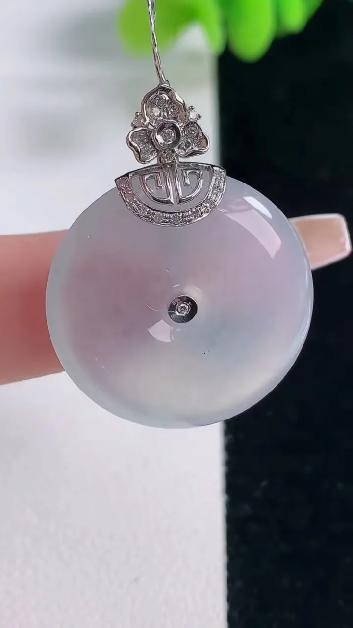 天然A货翡翠种白冰平安扣吊坠，尺寸24-5.5，重量:7.60g
12月20日