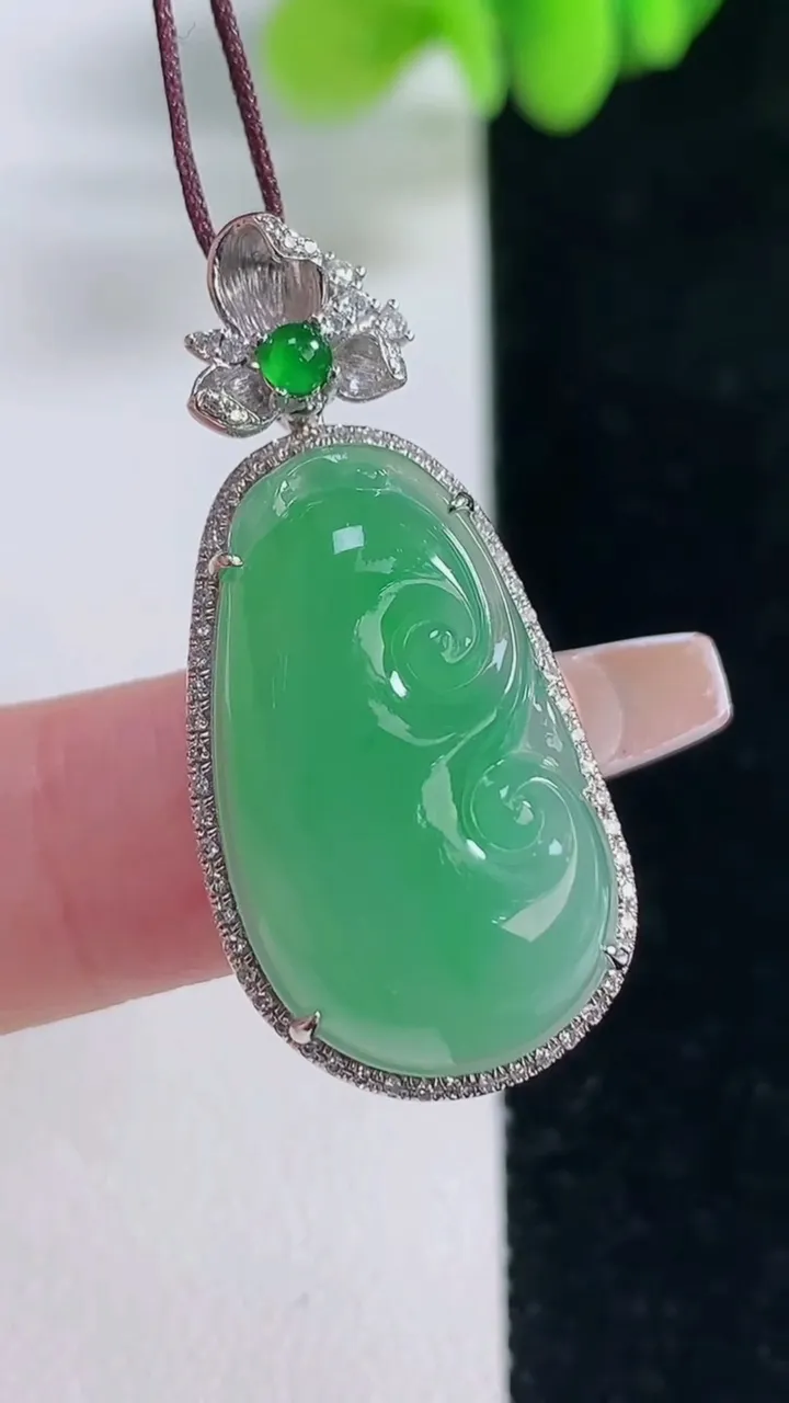 天然A货翡翠如意吊坠，尺寸35-16.2-8.7，裸石23.6-14重量:5.57g
12月20日