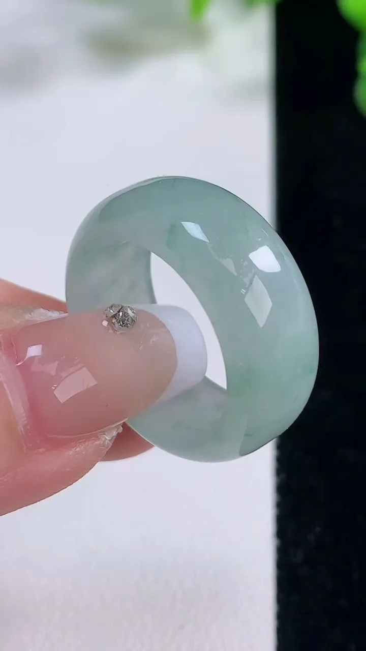 天然A货翡翠冰种飘花指环戒指，尺寸18.4-9.2-3.6，重量:6.56g2025年12月20日
