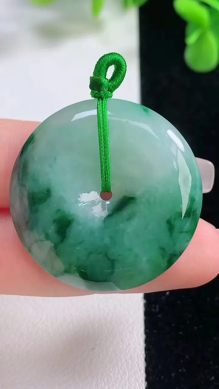 天然A货翡翠飘花平安扣吊坠，尺寸33.2-5.6，重量:13.55g
12月20日
