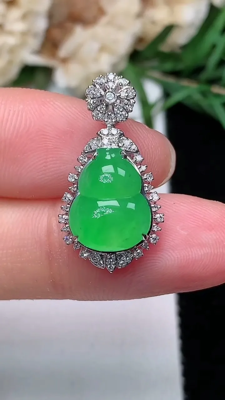 天然A货翡翠葫芦吊坠，尺寸23.4-12.4-7.8，裸石11.8-9.3，重量:2.10g
12月