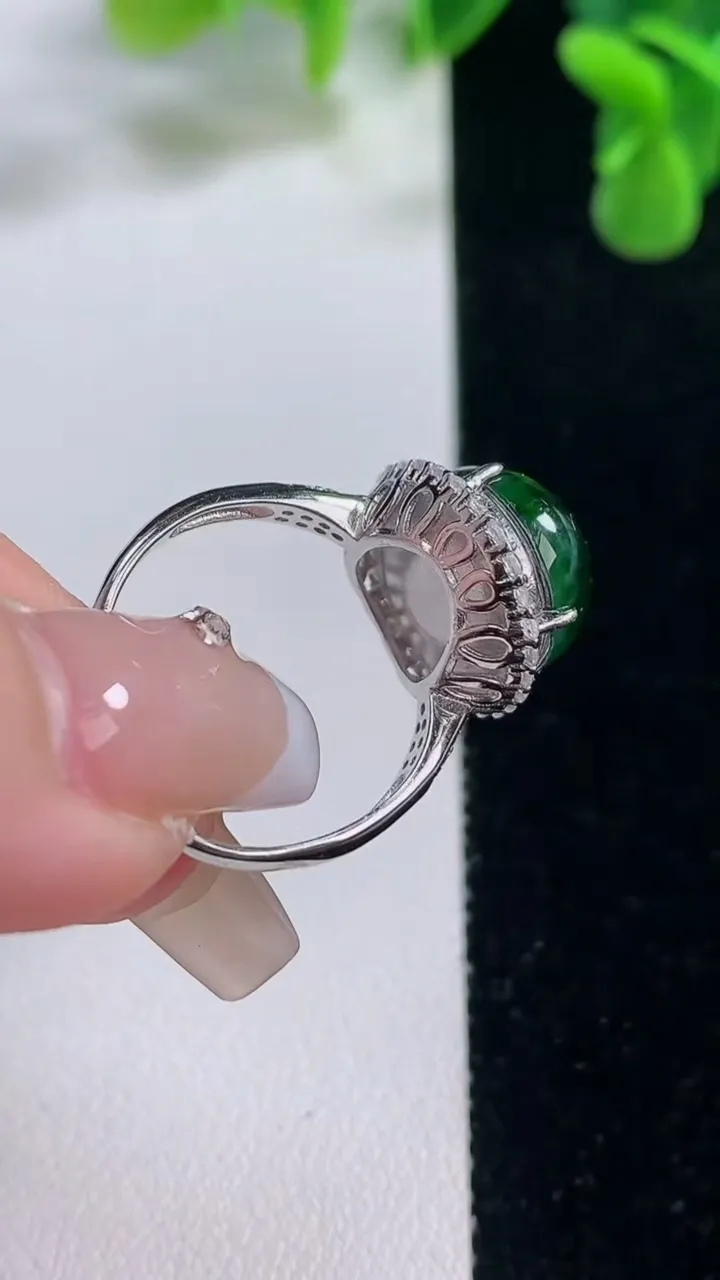 天然A货翡翠蛋面戒指，尺寸13.5-11.7-9.5，重量:5.02g2025年12月20日
工厂直销收藏佳品,种好水足，色泽均匀，有种有色，上手高大气！