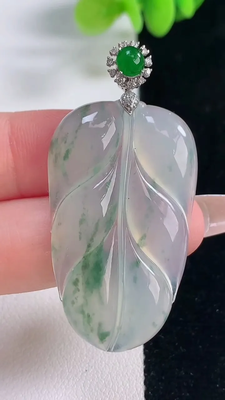 天然A货翡翠种飘花金枝玉叶 叶子吊坠，尺寸40-24.5-4.5，重量:9.92g
12月20日