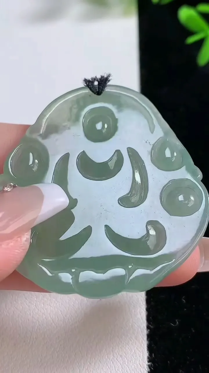 天然A货翡翠度母观音吊坠，尺寸48.5-43.5-5.4，重:17.83g
12月20日